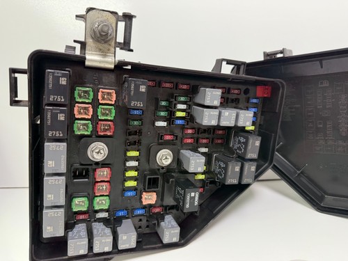 2013-2014 Chevrolet Traverse GMC Acadia Engine Fuse Box OEM 22933345 - Image 2