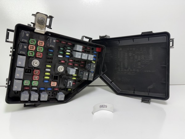 2013-2014 Chevrolet Traverse GMC Acadia Engine Fuse Box OEM 22933345