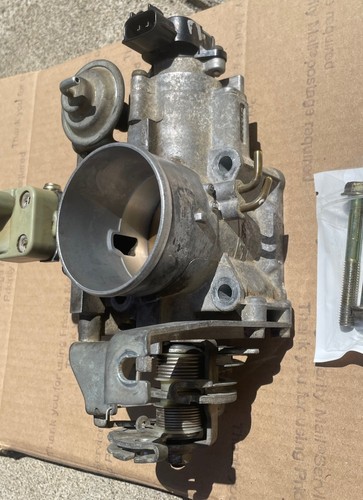 Toyota 4Runner Throttle Body Valve Assembly 3.4L V6 22210-62220 OEM 1996-2001 - Image 2