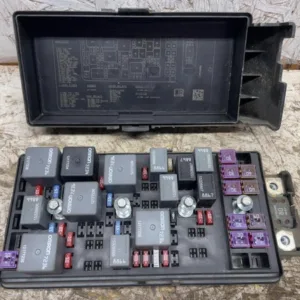 2006 Chevy Malibu Engine Fuse Box Assembly OEM
