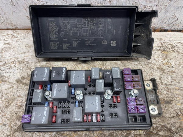 2006 Chevy Malibu Engine Fuse Box Assembly OEM